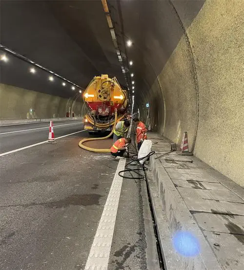 呼和浩特隧道排水渠清淤